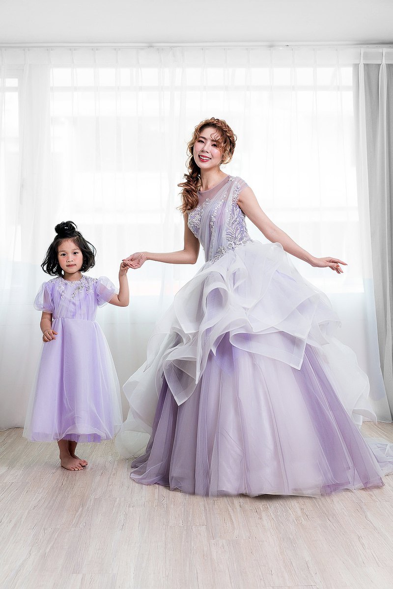 童裝淺紫禮服公主袖拉紗輕縫珠蕾絲，媽媽米荷葉底襯淺紫+深紫上身透明馬甲空紗嬌小型適合