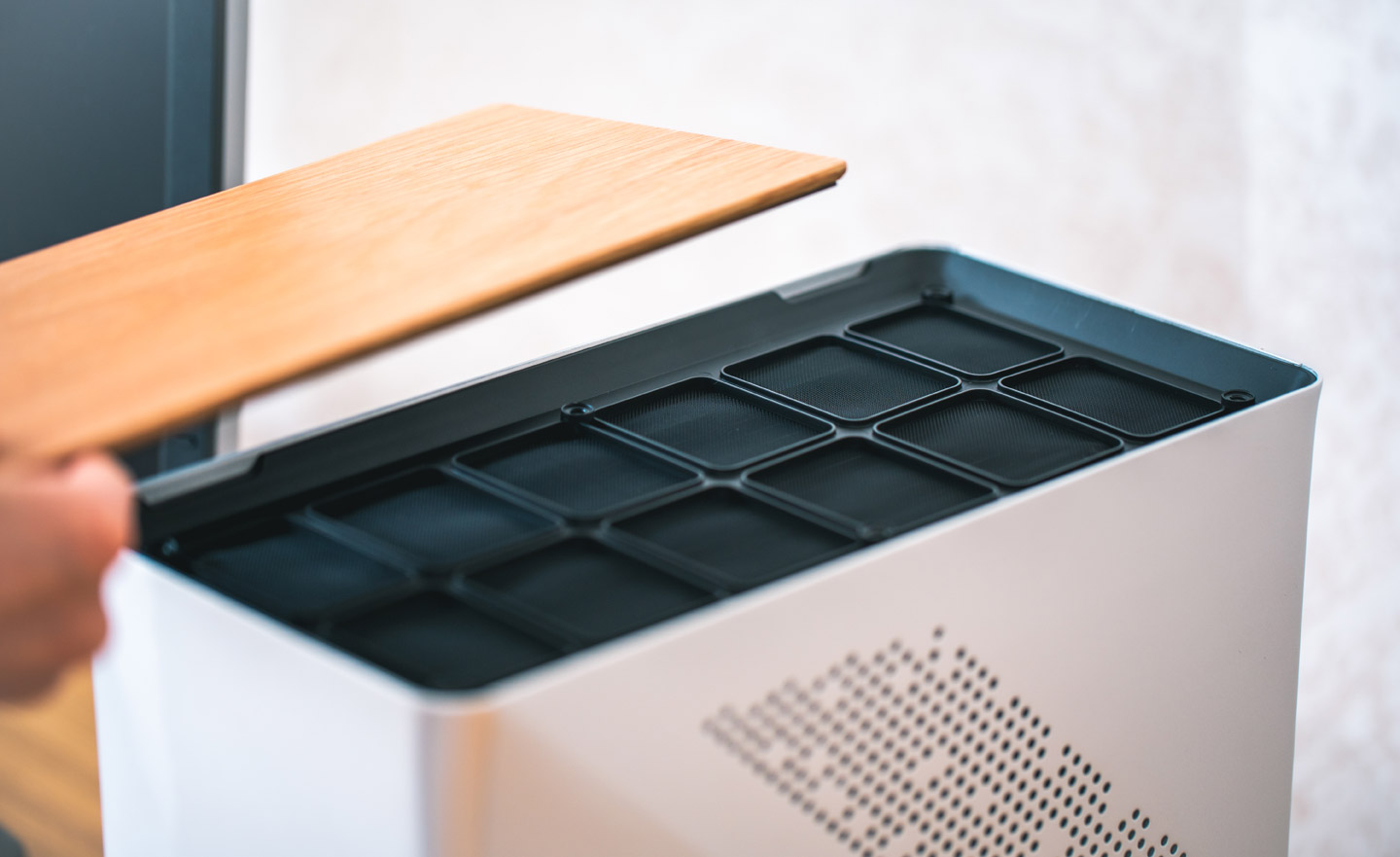 頂板為可拆卸式設計，內層可看到阻隔灰塵的濾網。