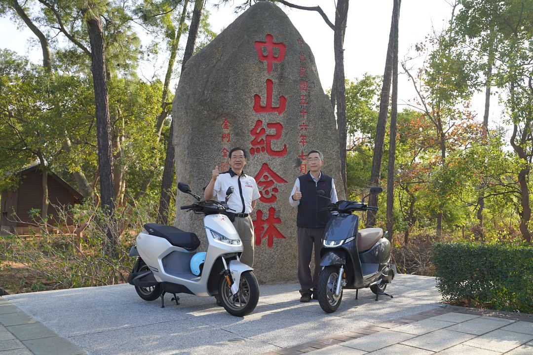 光陽執行長柯俊斌（左）與金門國家公園管理處處長鄭瑞昌（右）
