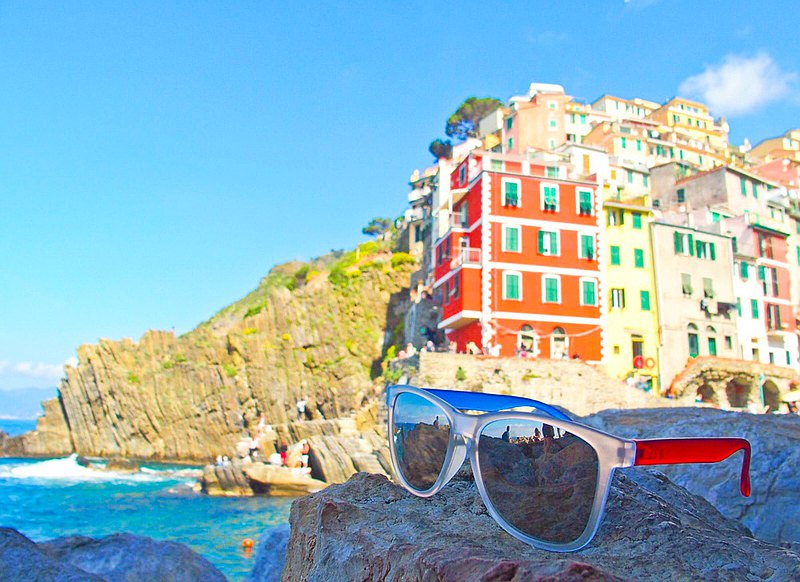 Nylon百搭基本框形, 白色灰色霧面框配銀色反光鏡片: 2is 墨鏡系列設計作為戶外輕便型太陽眼鏡, 大部份選用輕巧多變的材質, 追求繽紛及富活力形象, 提倡勇於冒險, 創造自己獨特的色彩!