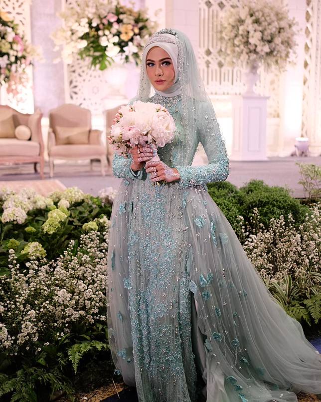 12 Desain Gaun  Pernikahan  Muslimah Elegan Nan Sederhana