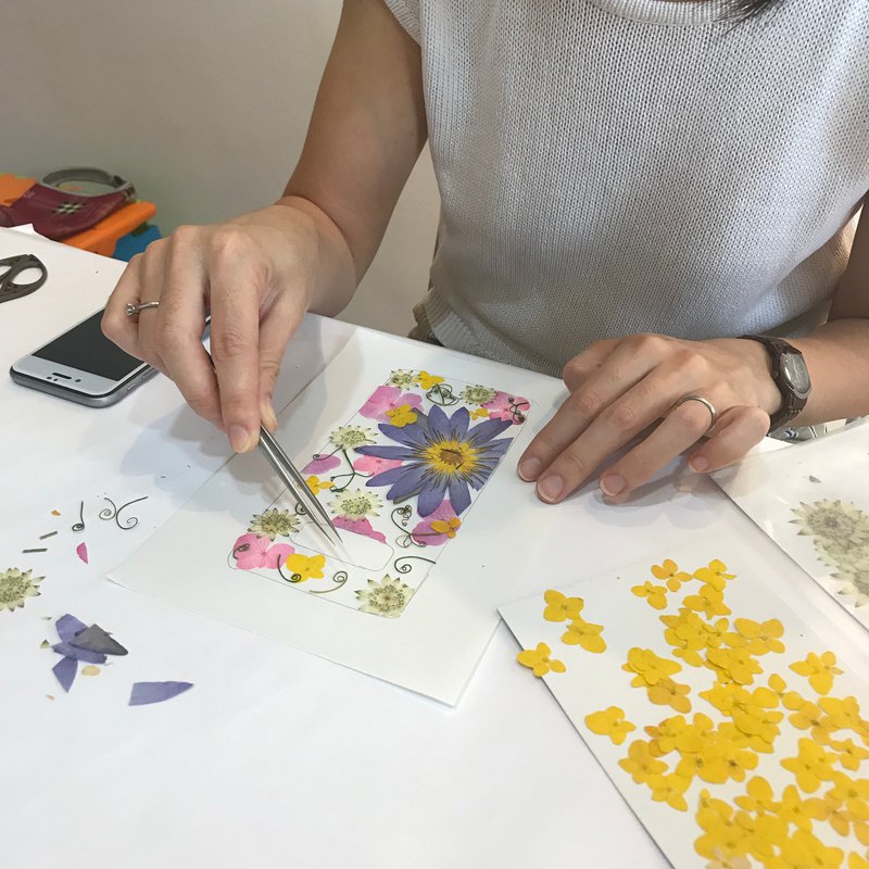 利用天然植物押花，混合藝術設計和植物配色美學，拼湊出具個人風格的押花手機殼。