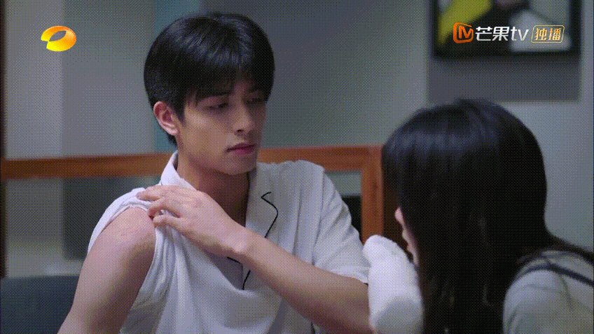 《以家人之名》尖尖&凌霄的爆甜名場面7：李尖尖咬凌霄肩膀