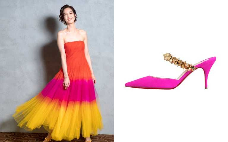 Christian Louboutin Planet Choc亮粉色金屬裝飾穆勒高跟鞋搭/23800元。(圖/品牌提供)