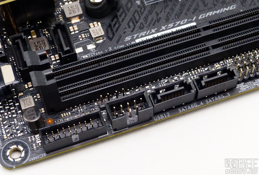 ROG Strix X570-I Gaming 安排 4 個 SATA 6Gb/s 插槽，前置面板擴充針腳 USB 2.0、USB 3.2 Gen1 各提供 1 組/2 個。