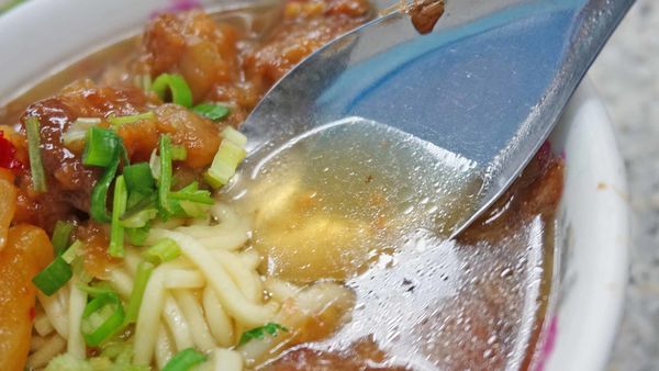 【台北美食】楊后庄排骨酥麵-饒河夜市裡人潮滿滿的超人氣美食