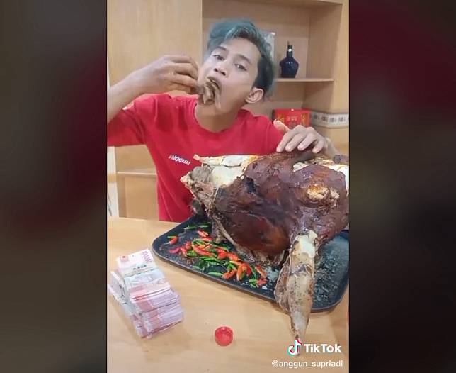 Demi mobil dan duit Rp 50 juta pria ini makan kepala sapi utuh, bikin mules. Foto: TikTok