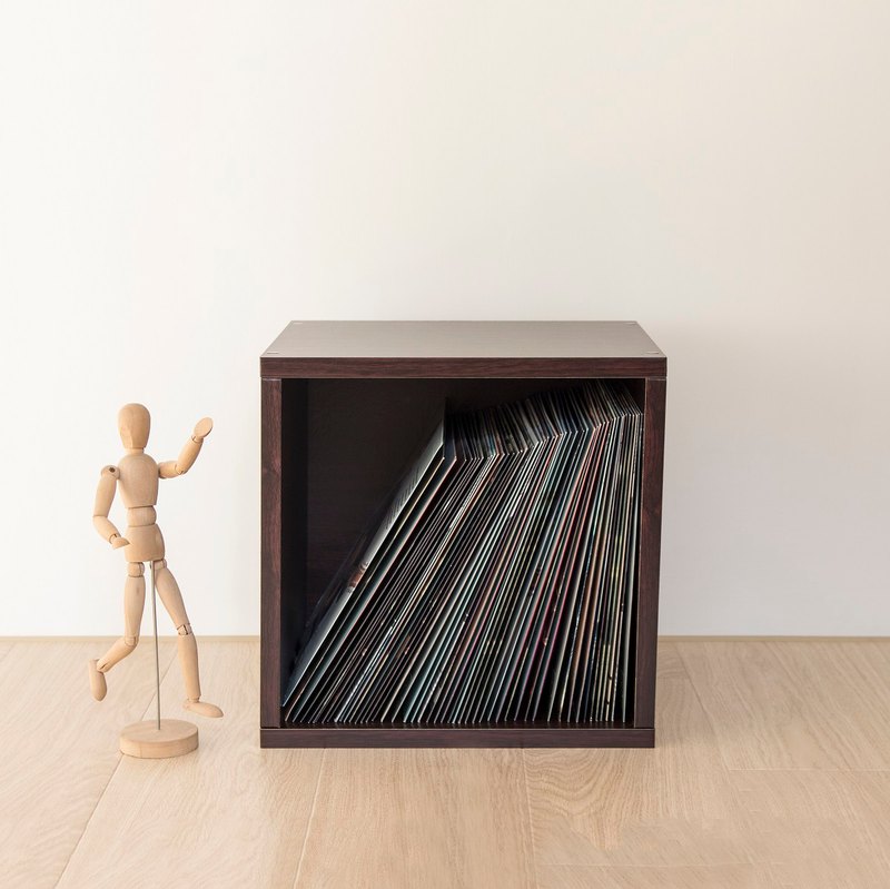 《單格櫃-胖胖版》將尺寸加大，A4文件及黑膠唱片皆可輕鬆收藏！ 搭配《躲貓貓櫃 - 胖胖版》使用，完美打造人貓共享的質感空間❤