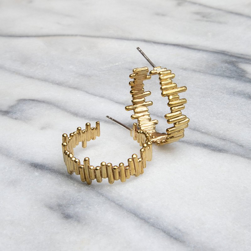 帶有小細節基本款的圈式耳環，適合每天配戴。