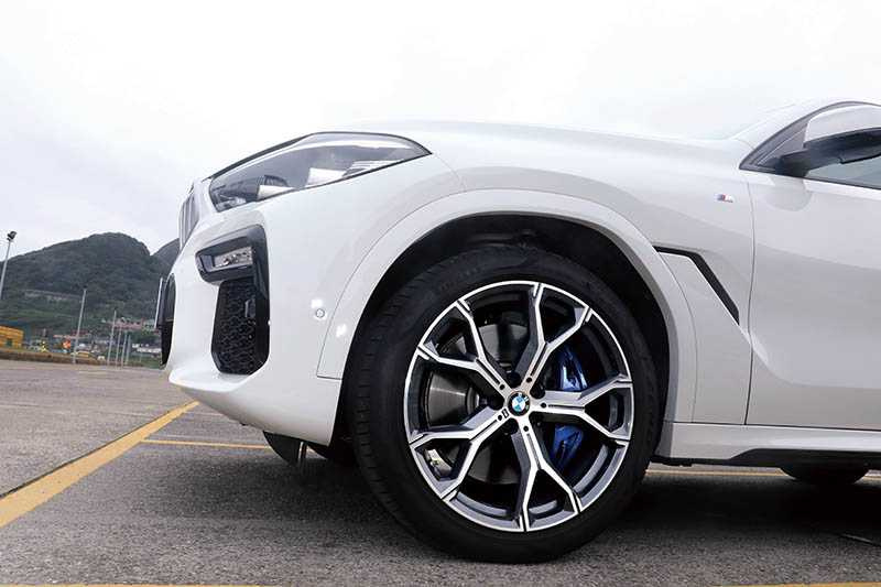 M-Sport標配寶藍色M款卡鉗，從車側望去相當賞心悅目。（圖／王永泰攝）