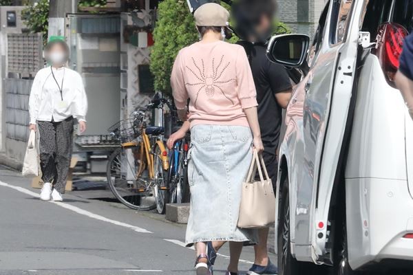 広末涼子の個性的すぎる私服姿 背中に蜘蛛 ギャル風サンダル