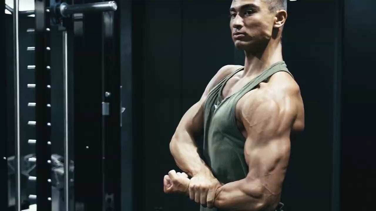 ペットボトルを使用した自宅で筋トレ サイドレイズ 効果的に三角筋を鍛える