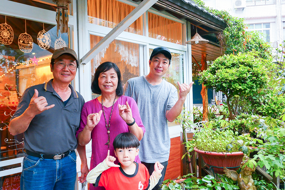 陳羿伶與陳志榮夫婦創立的「清逸軒香草庭園餐廳」由家族共同支援經營，兒子陳柏丞負責掌杓製作季節菜色。(攝影/Naru)