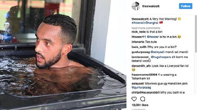 Theo Walcott Berendam di Tempat Sampah