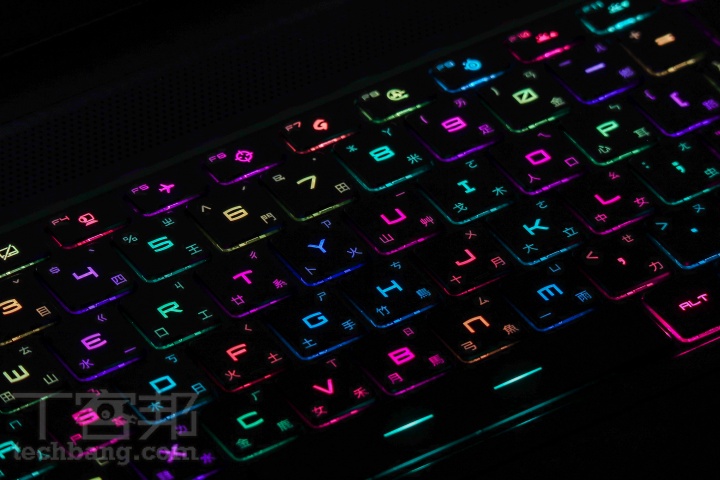 Stealth GS66 筆電以黑色為主要基調，定位於電競但 RGB 燈光效果僅呈現在鍵盤上。