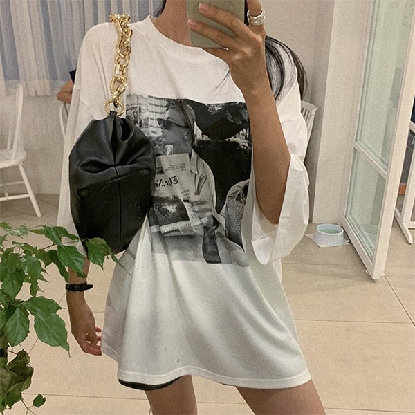 寬鬆版型 輕鬆自在黑白人像的印花極具獨特落肩加上七分袖設計增添了幾分秋意跟暖度顏色：象牙白、軍綠色尺寸：單一尺寸材質：滌綸+棉+彈性纖維彈性：些微產地：韓國(KOREA)肩寬61/胸寬62/腋下寬28