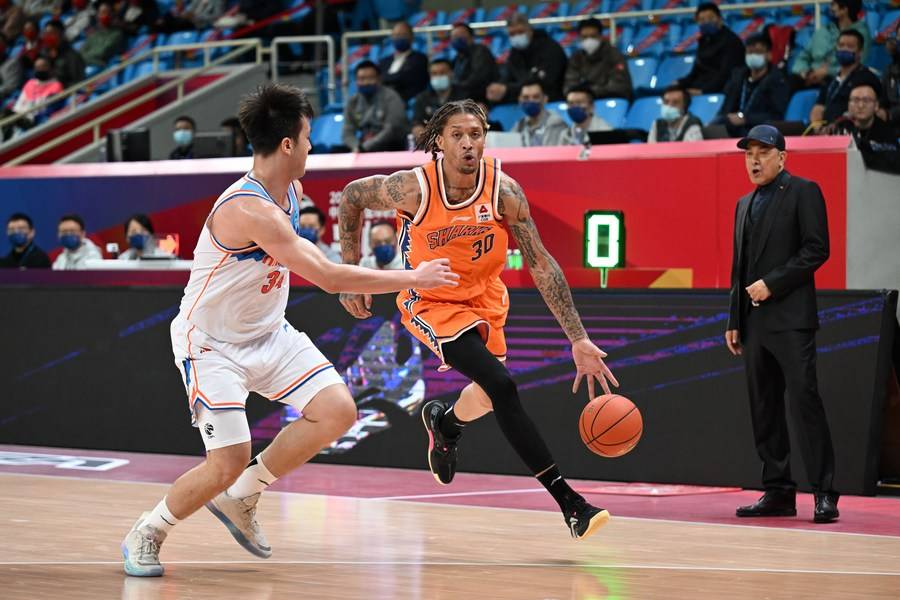 Adams scores 39 points to help Qingdao smash Nanjing - Xinhua