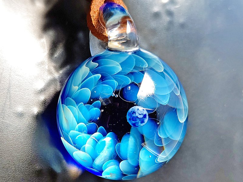 由於太空系統的玻璃配件有不同的模式，製作人是不一樣的，所以我們日復一日地掙扎著，這樣才能給我們創意