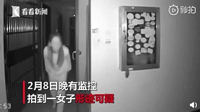 武漢1處社區內，1名長髮女子形跡可疑，朝其他鄰居的大門門把吐口水。(圖／翻攝自看看新聞微博)