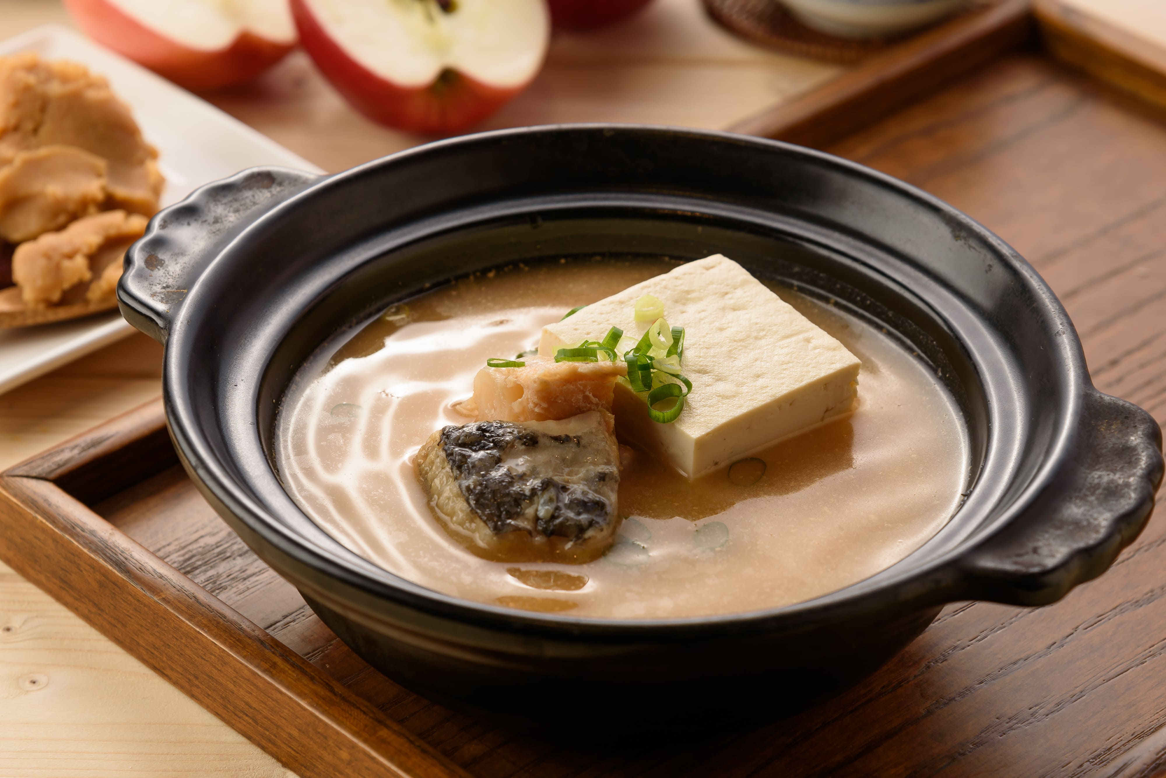 濃郁的味噌搭配北海道昆布的回甘，帶著蘋果的清甜也是暖胃的好湯底，撒上七味粉美味更升級。
