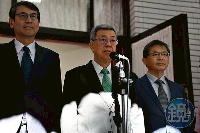 行政院長陳建仁（中）今日為進口蛋引發的問題道歉，但強調進口雞蛋政策是必要的。