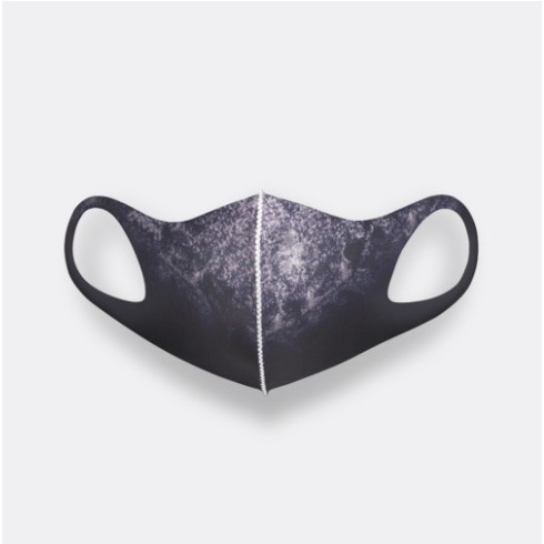 LEMASKA商品因常被韓國明星、偶像們穿戴而出名。經常能在韓劇、韓綜、演唱會上看到明星穿搭，口罩可水洗並重複使用，深受韓國人愛戴。 [6大功能] UV 防紫外線 抗菌 防臭 快乾 V型剪裁 [材質]