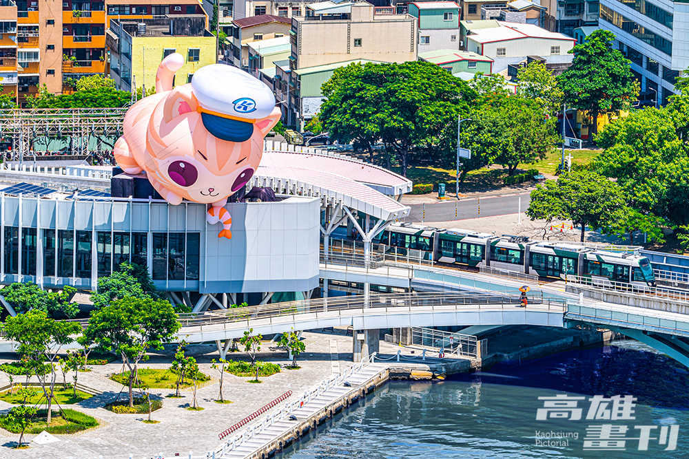 快來和只負責賣萌不賣票的「蜜柑站長」一起拍照打卡。(攝影/黃敬文)