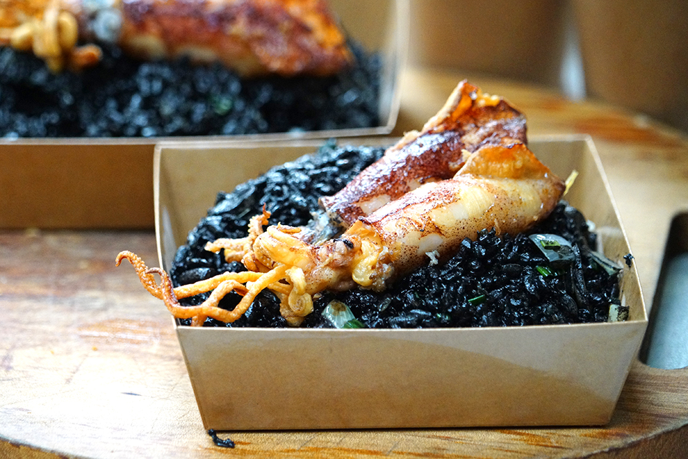 「墨魚炒飯」以新鮮墨囊加米酒製成醬汁拌炒，盛產小卷的夏季，還會選用澎湖船上的現燙小卷，鮮Ｑ彈牙更加倍。(攝影/Cindy Lee)