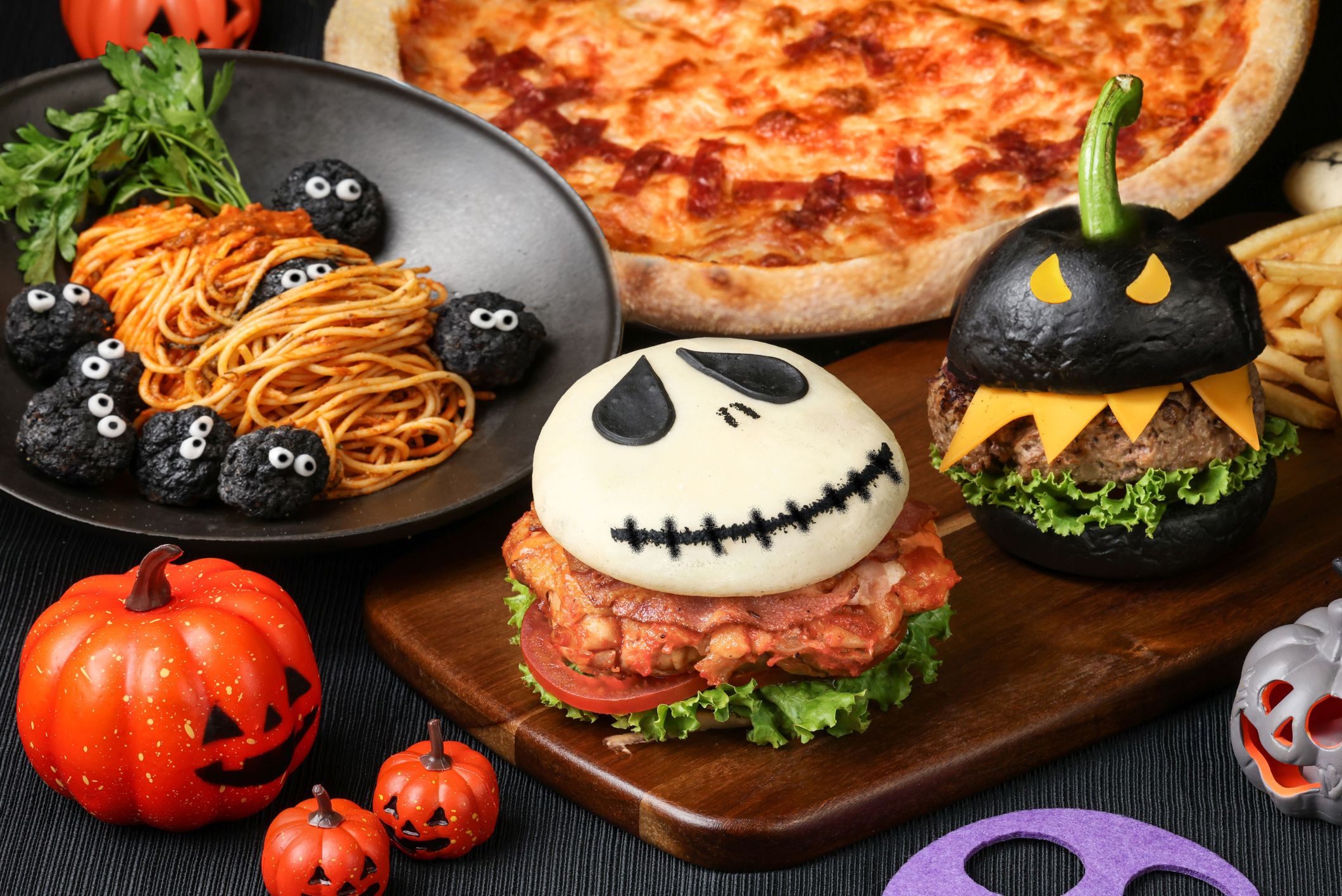 台北晶華酒店打造「晶魂萬聖城」，一樓的「azie餐廳」推出「萬聖變裝餐」，端出骷髏南瓜王雞腿堡、闇黑魔獸牛肉漢堡、神秘精靈肉丸義大利麵等主題料理。（圖片來源/台北晶華酒店-azie餐廳）