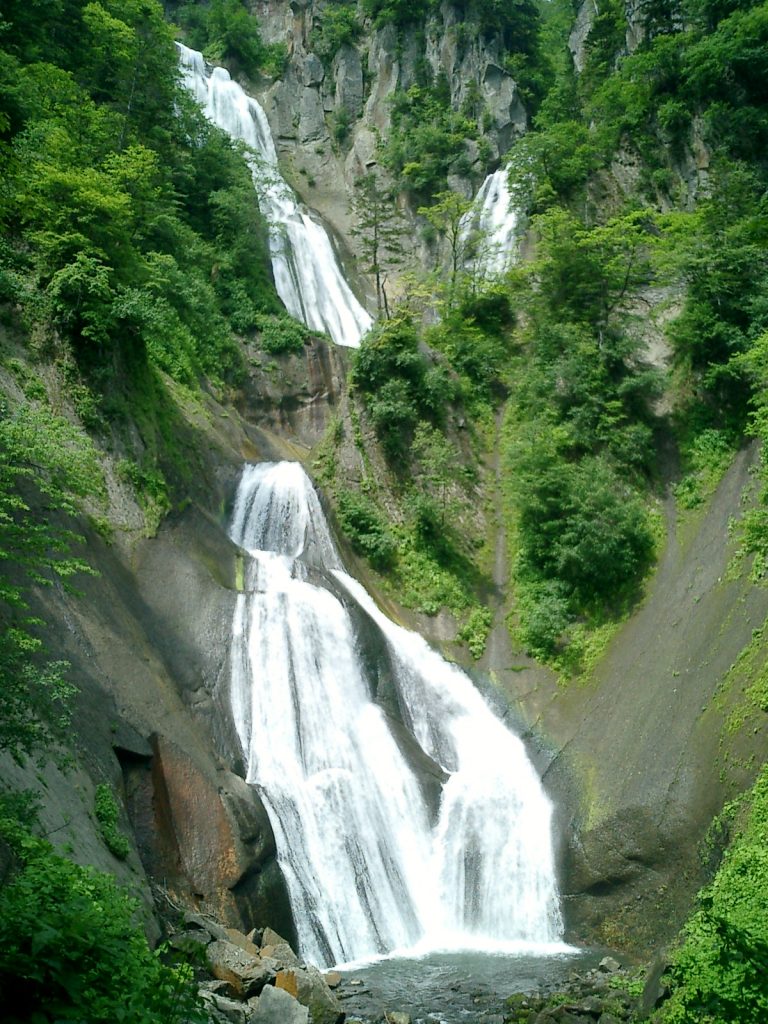 到北海道享受痛快的涼感，北海道日本百大瀑布5選 1