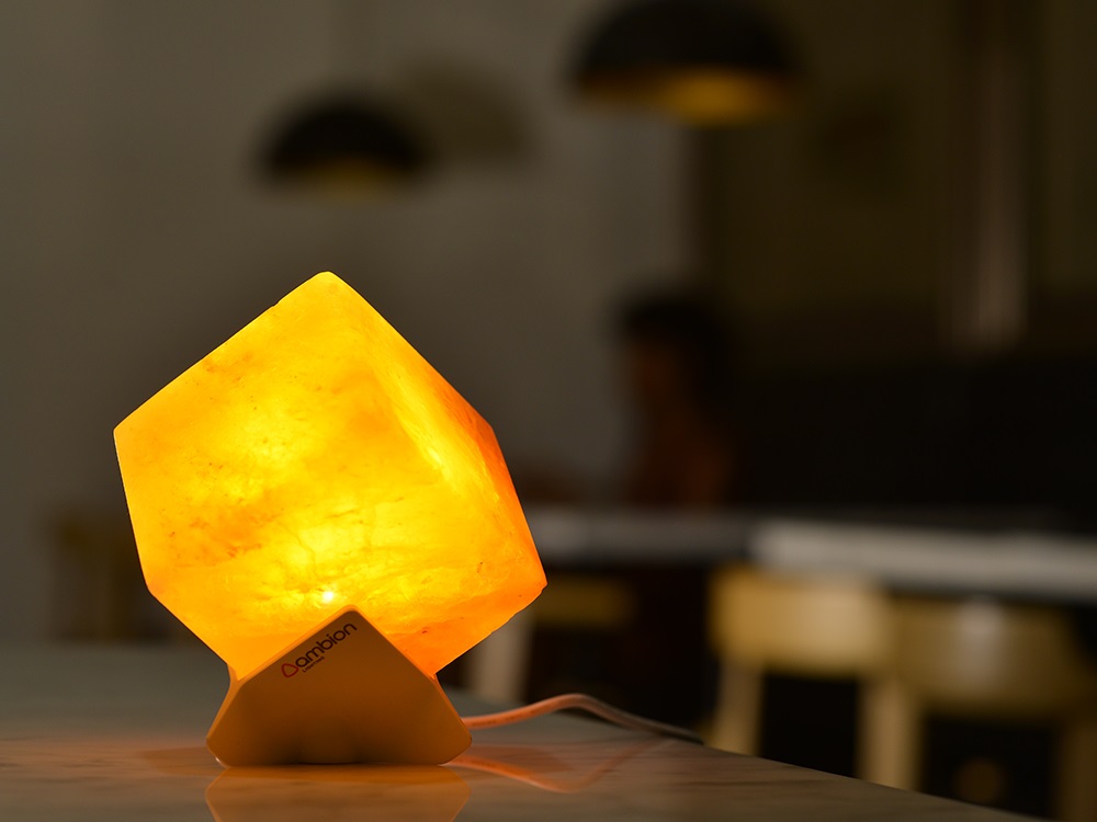 如何營造出溫馨放鬆的環境，就從Ambion開始！ MANASLU精巧簡約，適用於各種桌上空間 簡單小巧的底座讓光完整的從鹽石的六個面散出，鹽石的美能完整展現