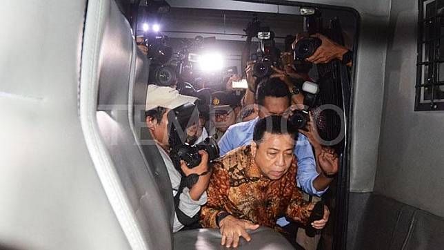 Terdakwa mantan ketua DPR, Setya Novanto dikawal ketat saat memasuki mobil tahanan setelah mengikuti sidang pembacaan vonis di Pengadilan Tipikor, Jakarta Pusat, 24 April 2018. TEMPO/Imam Sukamto 