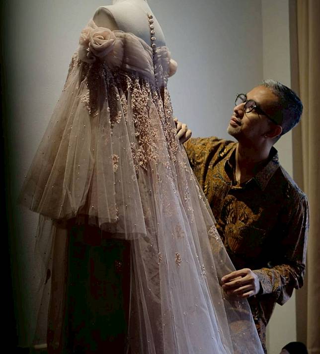 Desainer Indonesia Dengan Rancangan Memukau Kebaya Hingga Busana Avant Garde Line Today Line Today