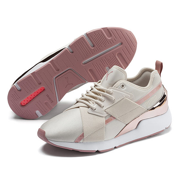 這款標誌性芭蕾風格款式採用流線型鞋面設計 鞋跟飾有玫瑰金金屬色調 靈活的襪子領，便於穿著舒適