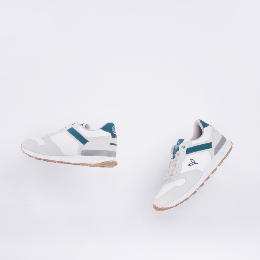 FYE-For Your Earth 代表著為地球善盡一份力量.我們運用**再回收概念**及**低汙染方法**製成一雙時尚**不會分解**且對環境友善的**環保概念鞋**。▲每雙鞋面約由3支回收寶特瓶