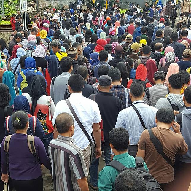 Pernah Naik Commuterline? 12 Pemandangan Kocak Ini Pasti Sering Kamu Lihat, 2 dan 8 Bikin Baper