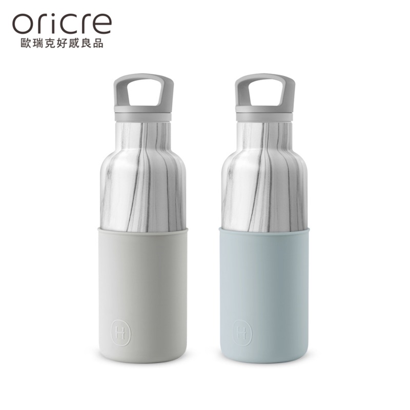 可防滑、防摔、緩衝放置力道，瓶身也絕不凝結水珠。■ 替換式矽膠套，隨心情替換顏色，搭配時尚瓶身設計及符合人體工學的把手，讓您戶外運動或在室內都方便攜帶。■ 隨身攜帶有設計感又好用的保溫瓶，減少水與地球