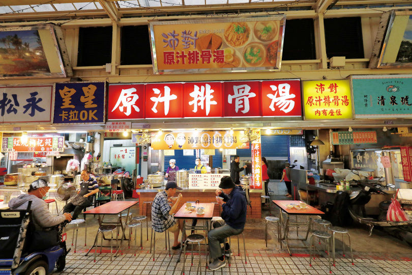 「沛對原汁排骨湯」，充滿懷舊的用餐氛圍。（圖／于魯光攝）