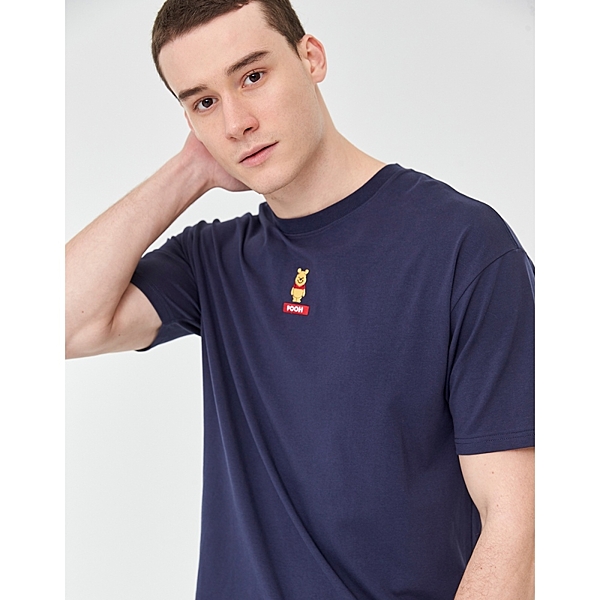 角色電繡文字 BOX 無光澤電繡小熊維尼圖案TEE。