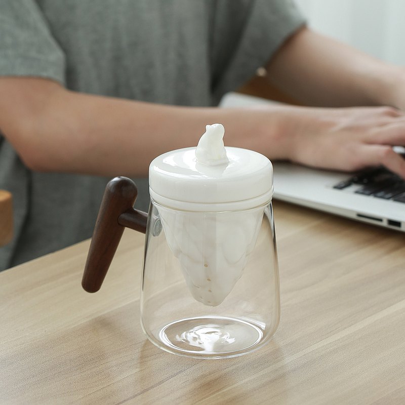 杯蓋跟茶濾設計為一隻站在冰川上的北極熊。造型可愛，讓你在生活忙碌之餘，卸下疲憊，放下煩惱。一體成型的陶瓷技術，厚實有質感，辦公角落裡別具一格的風景讓你更能享受愜意生活。