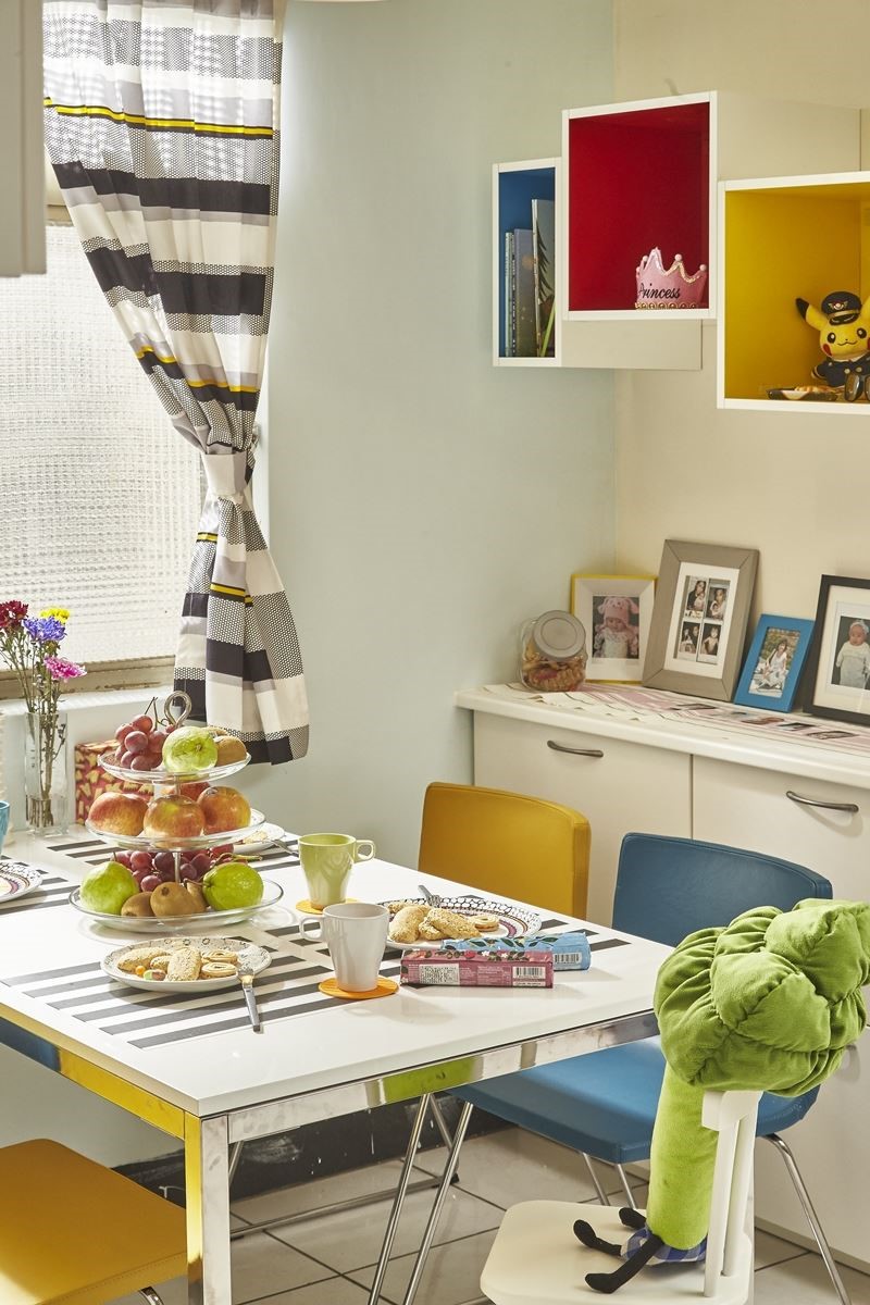 運用家具櫃體：IKEA TUTEMO 開放式廚櫃、STUVA 附門/ 抽屜收納組合、TORSBY 餐桌NT.$5,490元、BERNHARD 餐椅NT.$3,995元/ 張