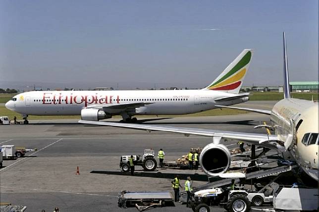 Sebuah pesawat Ethiopian Airlines terparkir di bandara Nairobi, Kenya. (Foto: AFP/Simon Maina)