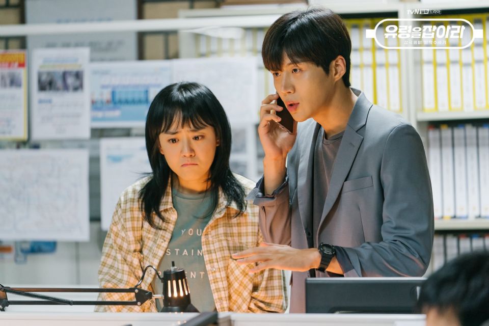 《抓住幽靈》金善浩被文瑾瑩「摔」上熱搜！7位搞笑功力超強男星，申成祿、曹政奭根本表情包帝王！