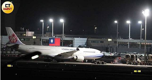 華航包機18人拒檢！班機延誤4.5hrs　教授氣噴：就丟包武漢啊，屌什麼？