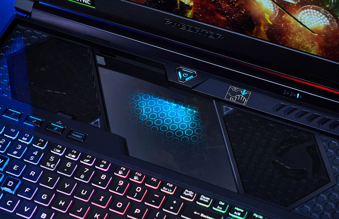 從這個角度可以清楚看到露出的左右兩組風扇，中央則是獨特的蜂巢狀燈效區域。