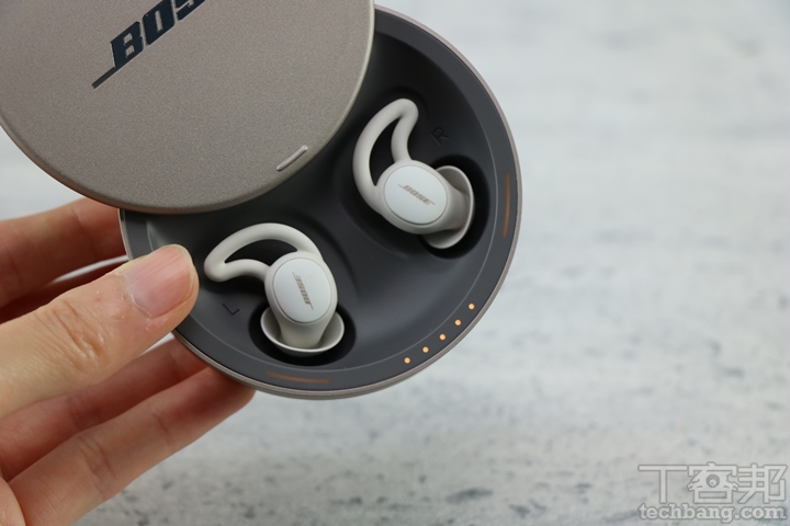 開蓋方式與前一代相同，藉由上滑來開啟，推開後一眼便能看見擺放其中的遮噪耳塞，邊緣亦配置了五顆 LED 指示燈，一顆代表 20% 電量，燈色十分溫潤，頗具科技感。