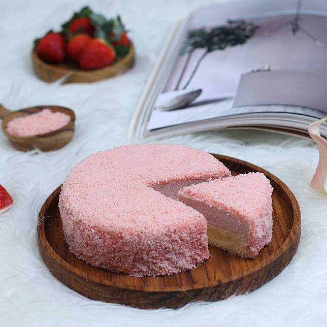 Мороженое в ананасе. Эстетика малинового цвета. Набор вкусняшек. Набор сладости. Чизкейк шоколадный.