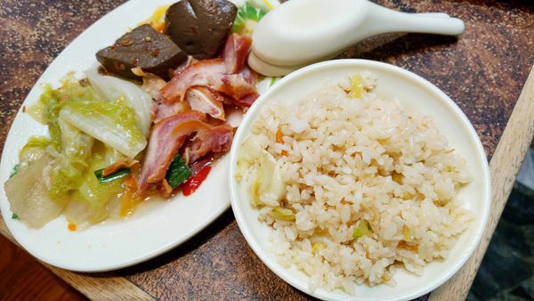 【三重美食】豪呷高麗菜炒飯-只要15元就能吃到有菜有飯的美味高麗菜飯