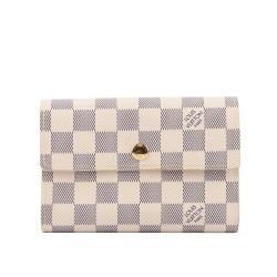 ◎歐系大牌 辨識度高|◎頂級皮革 質感絕佳|◎棋盤系列 優雅美麗品牌:LouisVuitton/LV品牌定位:國際精品款式:中夾適用性別:女生尺寸:W15*H10.5*D2cm外層材質:動物真皮革顏色