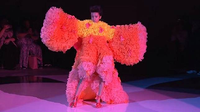 圖／翻攝自Rakuten Fashion Week TOKYO youtube